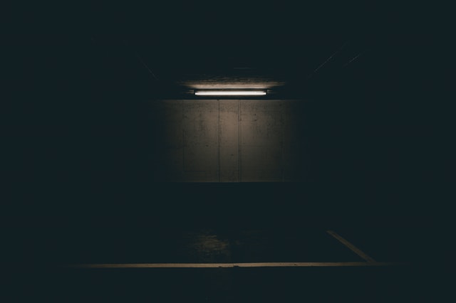 Tmavá miestnosť osvetlená trubicou