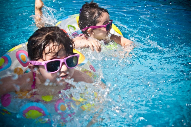 Deti v slnečných okuliaroch, ktoré plávajú vo vode.jpg