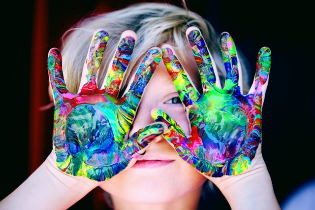 Dieťa s pomaľovanými dlaňami.jpg